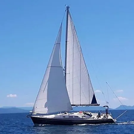 Pleiades Bådhotel Volos
